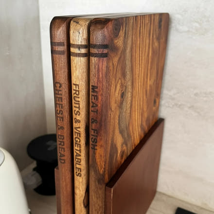 طقم ألواح تقطيع خشبية بتصميم كتب – 3 قطع | Book-Style Wooden Cutting Board Set – 3 Pieces